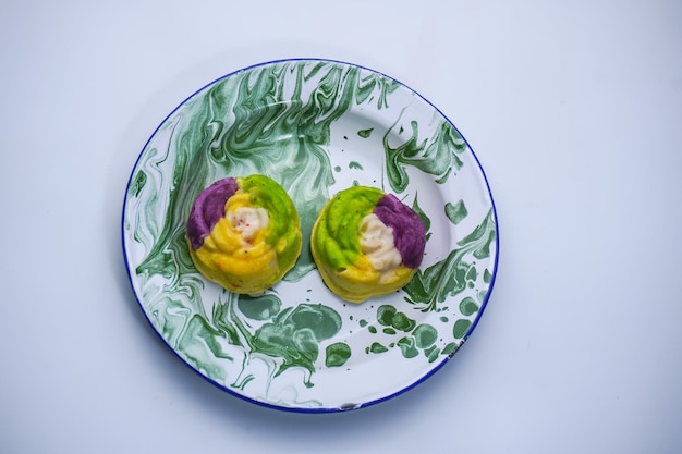 talerz z kolorowym daniem